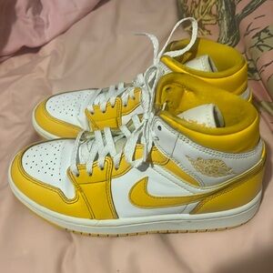 Air Jordan 1 Mid
University Gold
Sz:6.5 women’s 
IN PERFECT CONDITION!!!
